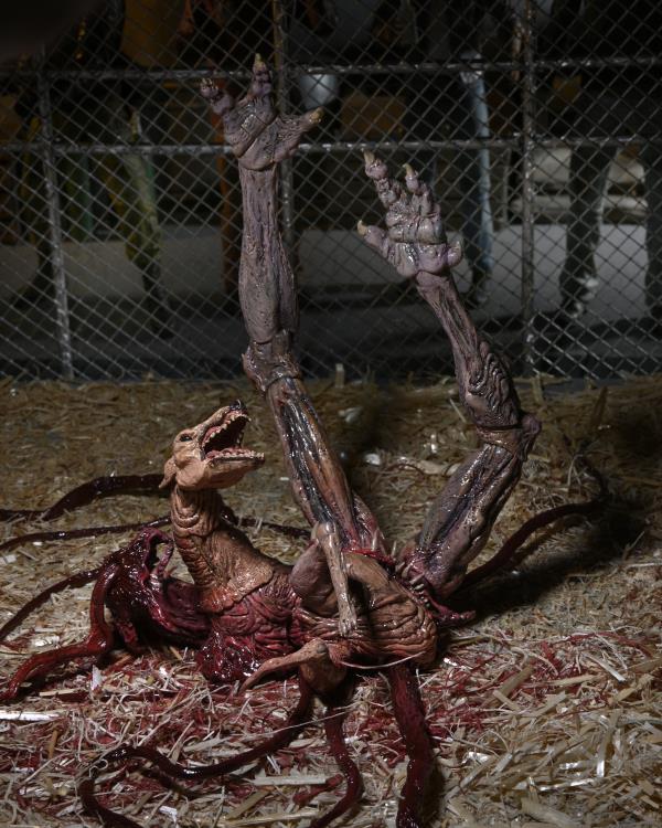 היצור אקשן פיגר כלב נגוע (Ultimate Dog Creature Set)