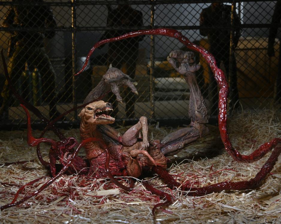 היצור אקשן פיגר כלב נגוע (Ultimate Dog Creature Set)